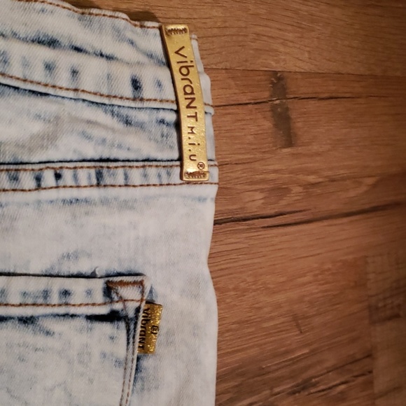 Shorts - Picture 3 of 4